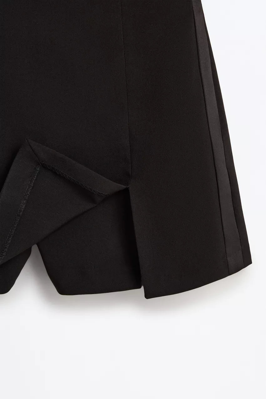 Falda short detalle satinado